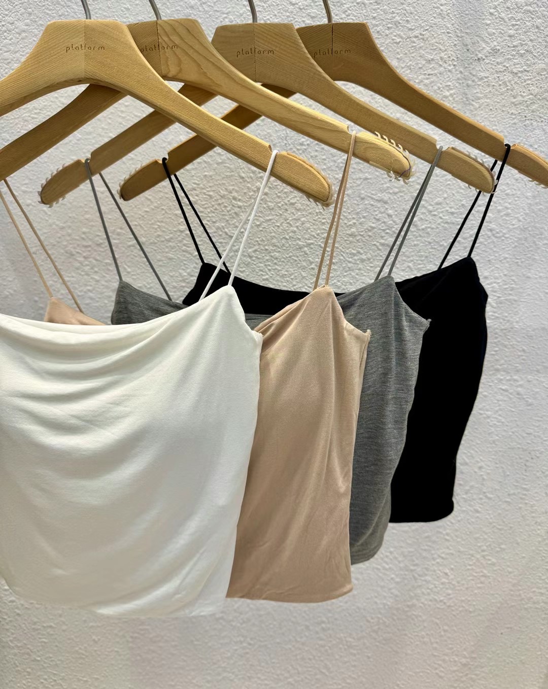 OUT FIT韓國直郵女裝新品休閑時尚真品人氣推薦熱賣吊帶背心WEEKLY吊帶/背心