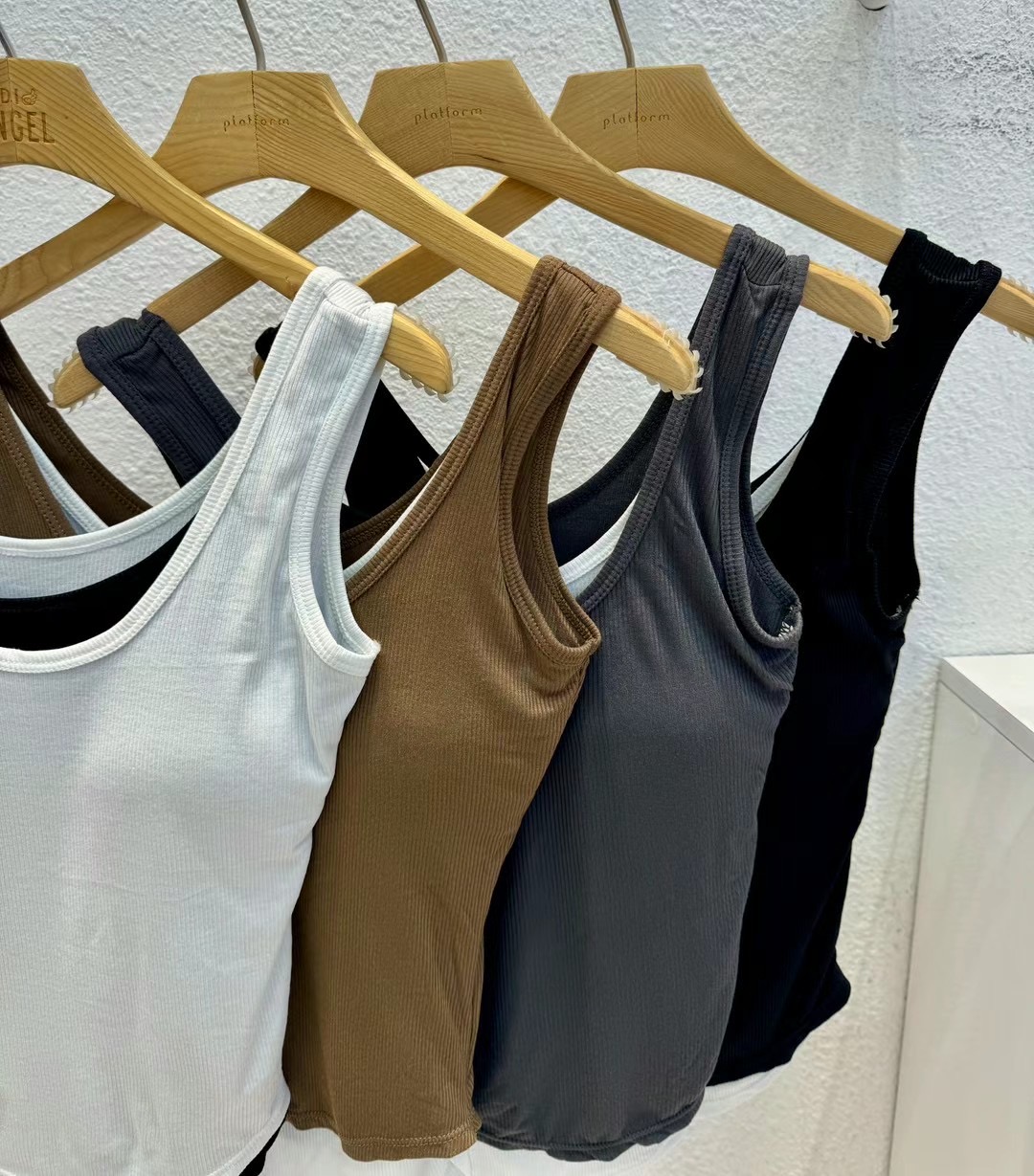OUT FIT韓國直郵東大門實拍女裝新品熱賣推薦人氣吊帶背心WEEKLY吊帶/背心