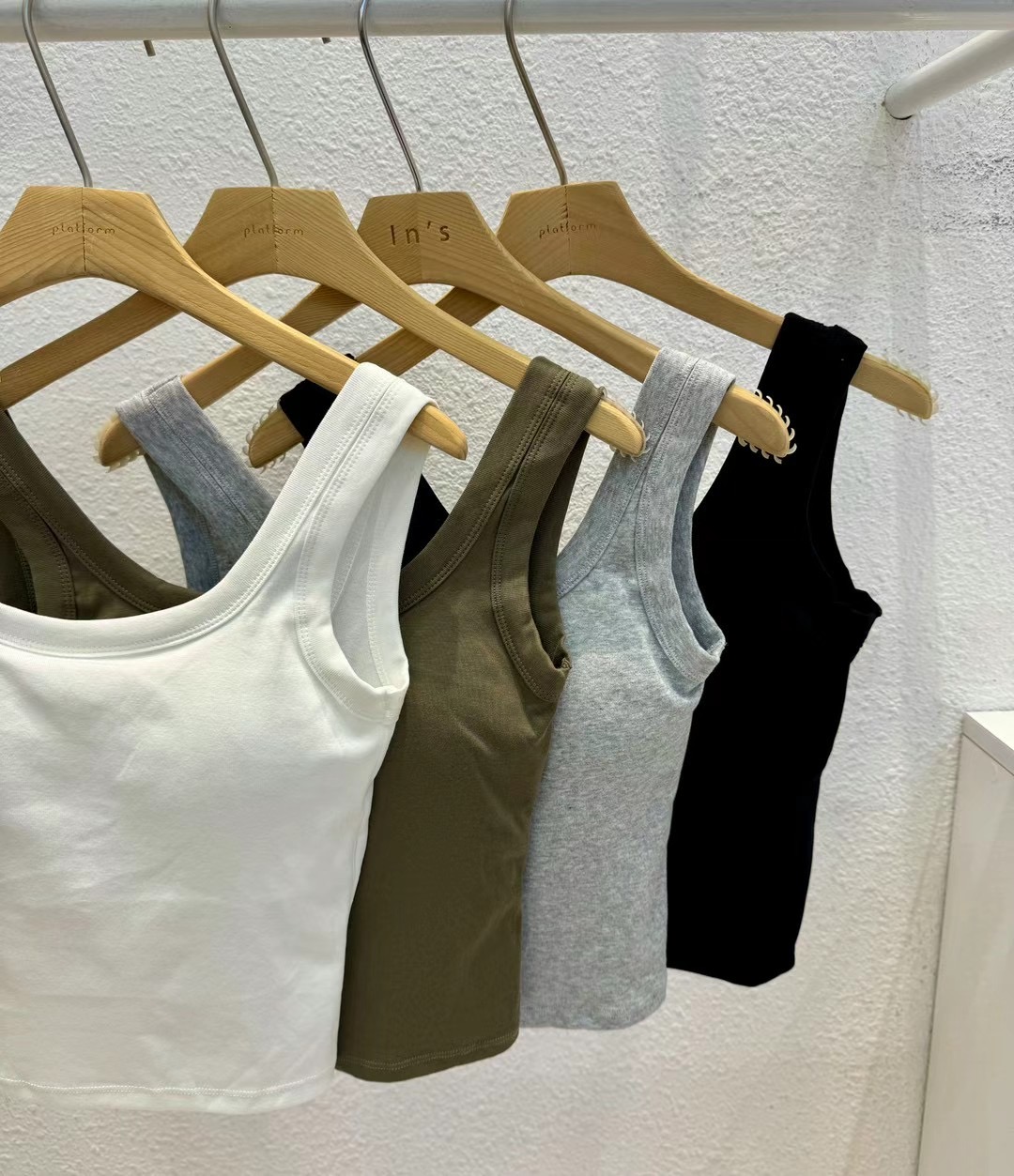 OUT FIT韓國直郵東大門代購女裝新款人氣24春夏吊帶背心WEEKLY吊帶/背心