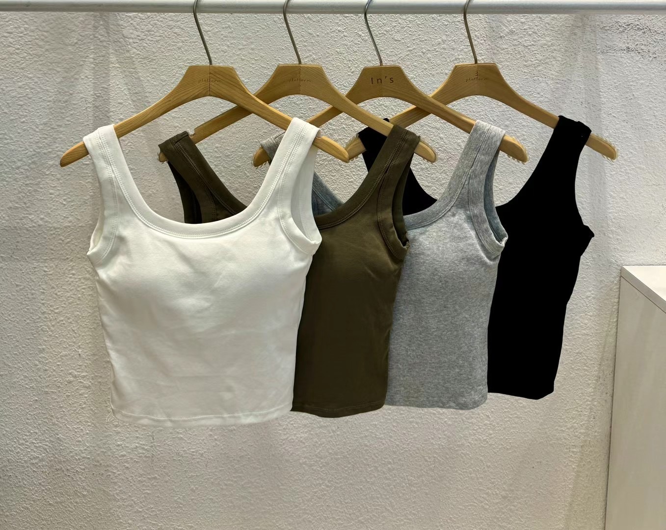 OUT FIT韓國直郵東大門代購女裝新款人氣24春夏吊帶背心WEEKLY吊帶/背心