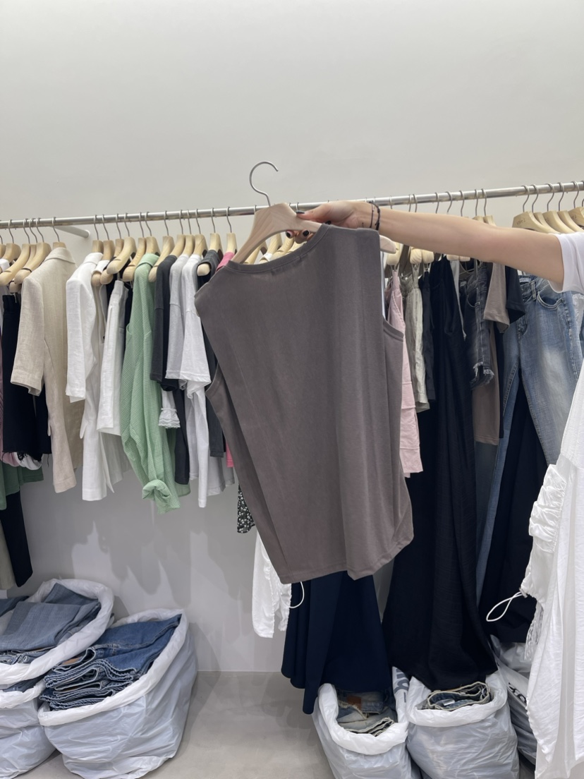 VIVEL韓國直郵女裝新品時尚人氣熱賣真品推薦24春夏吊帶背心褶皺VIVEL吊帶/背心