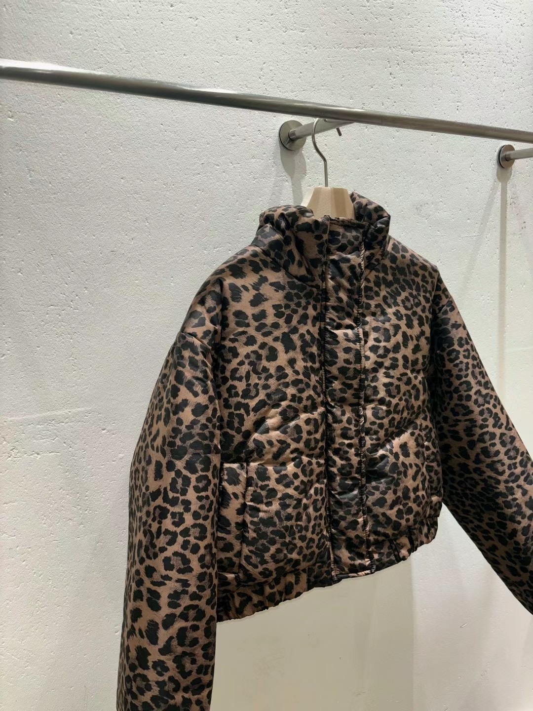 HIDDENHILLS東大門實拍女裝新品真品時尚推薦人氣休閑短款棉服HIDDENHILLS短款棉服