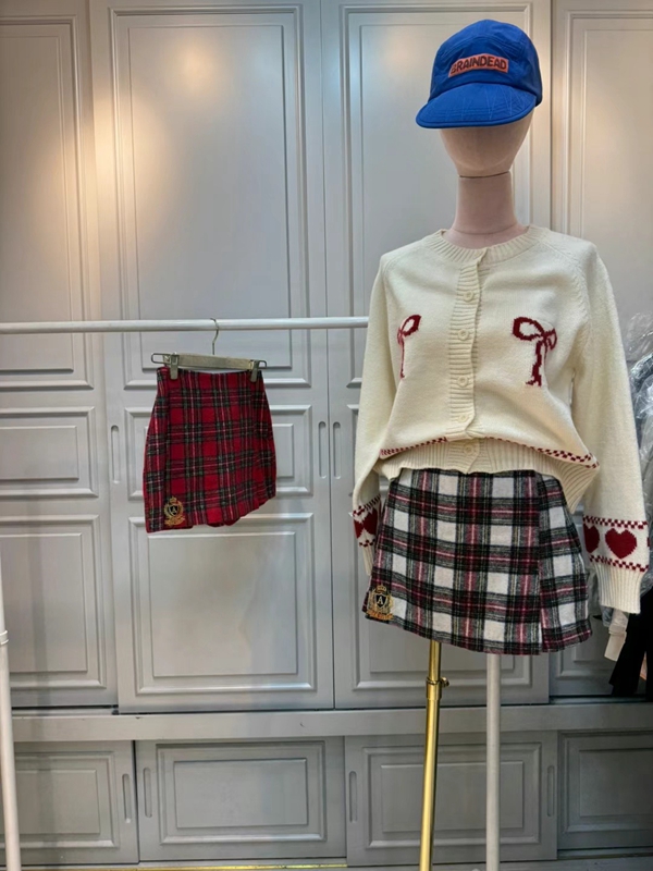LIKE A東大門代購女裝新品職業24秋冬熱賣休閑真品短裙刺繡LIKE A短裙