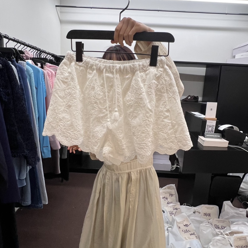 UNANSWERED-MYSTERY東大門代購女裝新款人氣職業25春夏短褲蕾絲UNANSWERED-MYSTERY短褲圖色1