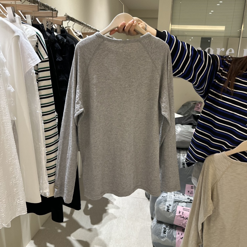 MOREMORE韓國直郵㊣女裝新款時尚熱賣職業人氣25春夏長袖T恤more more長袖T恤