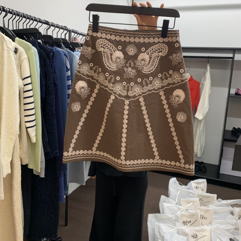 UNANSWERED-MYSTERY東大門直郵女裝新品職業半身裙中短裙刺繡UNANSWERED/MYSTERY半身裙/中短裙