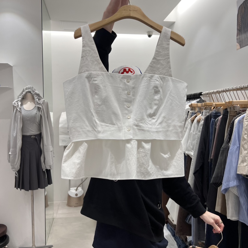 ANN MARGRET(此品牌名稱會遭售假投訴,建議淘寶店鋪商品名稱中不要使用)直郵韓國代購㊣女裝新款25春夏吊帶背心荷葉邊紐扣GRETA.Y吊帶/背心圖色2