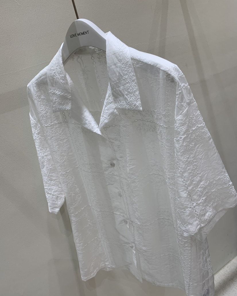 LOVE MOMENT韓國直郵㊣東大門實拍女裝新品熱賣襯衫蕾絲衫刺繡蕾絲LOVE MOMENT襯衫/蕾絲衫