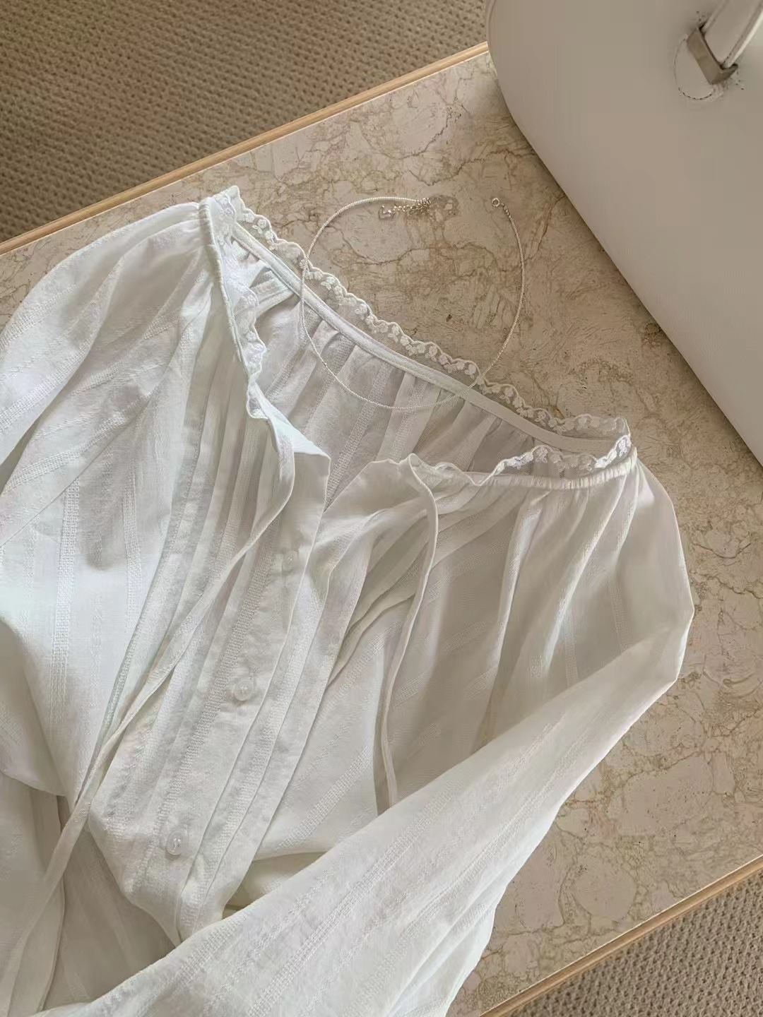 MELLOUNGE-멜라운지-T韓國㊣直郵東大門代購女裝新品人氣襯衫蕾絲衫MELLOUNGE-T襯衫/蕾絲衫