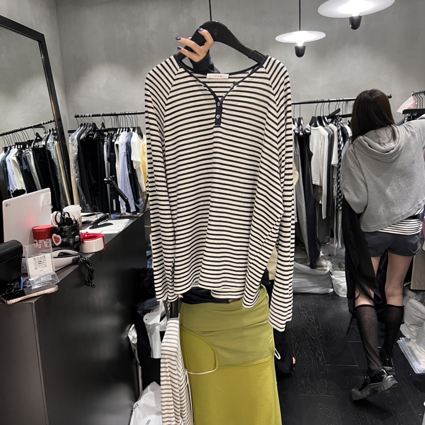 TUG韓國直郵㊣女裝新品熱賣時尚人氣25春夏長袖T恤條紋紐扣TUG長袖T恤圖色2