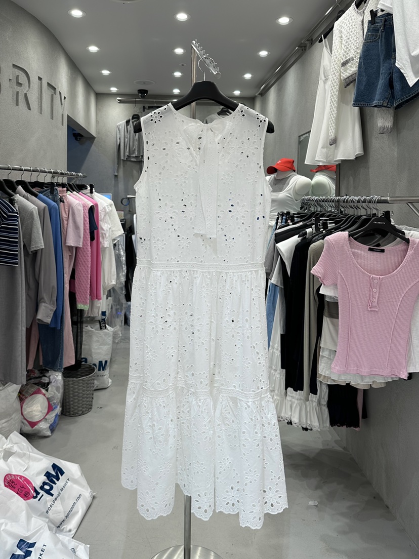 CELEBRITY-A韓國直郵㊣東大門實拍女裝新品時尚連衣裙刺繡CELEBRITY-A連衣裙