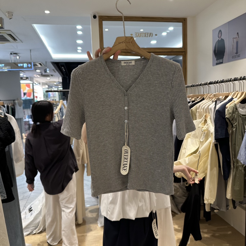 OVERTAKE韓國直郵㊣東大門實拍女裝新品休閑人氣針織衫紐扣OVERTAKE針織衫圖色2
