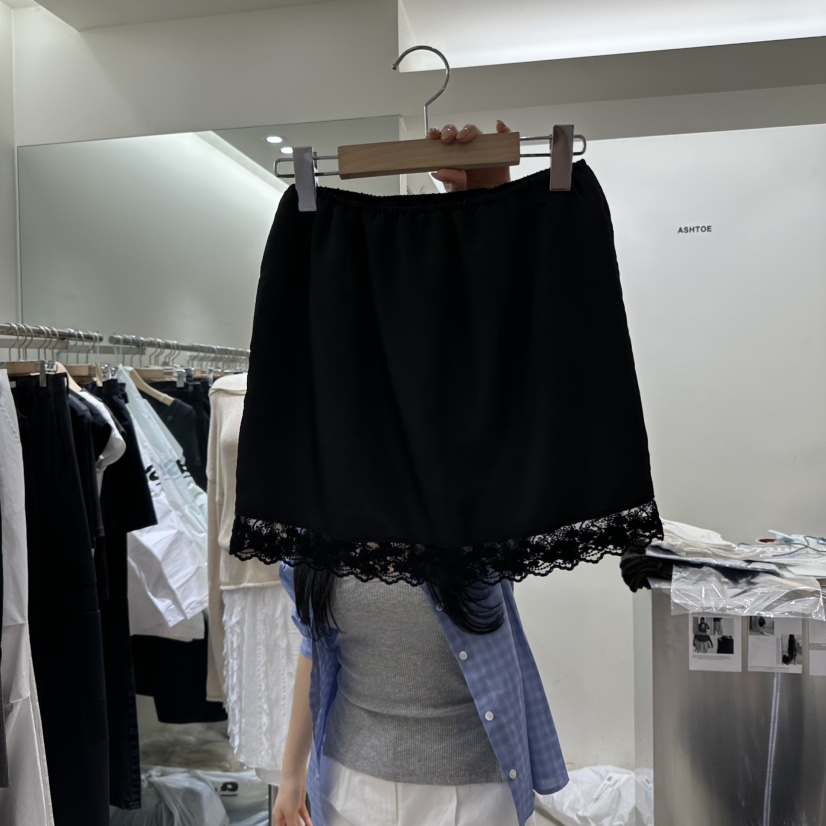 ASHTOE韓國直郵㊣女裝新款25春夏熱賣人氣時尚短裙蕾絲緞面ASHTOE短裙圖色2