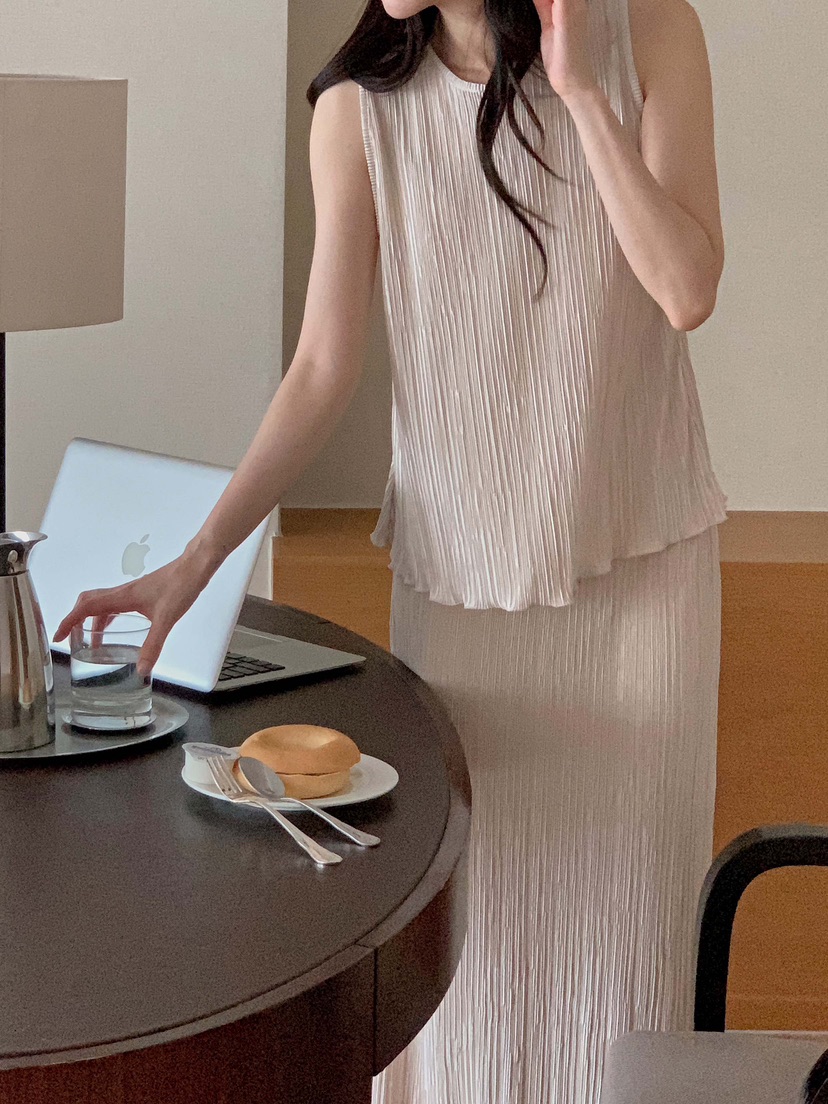 VERNI韓國直郵㊣東大門實拍女裝新品熱賣時尚推薦人氣套裝百褶VERNI套裝