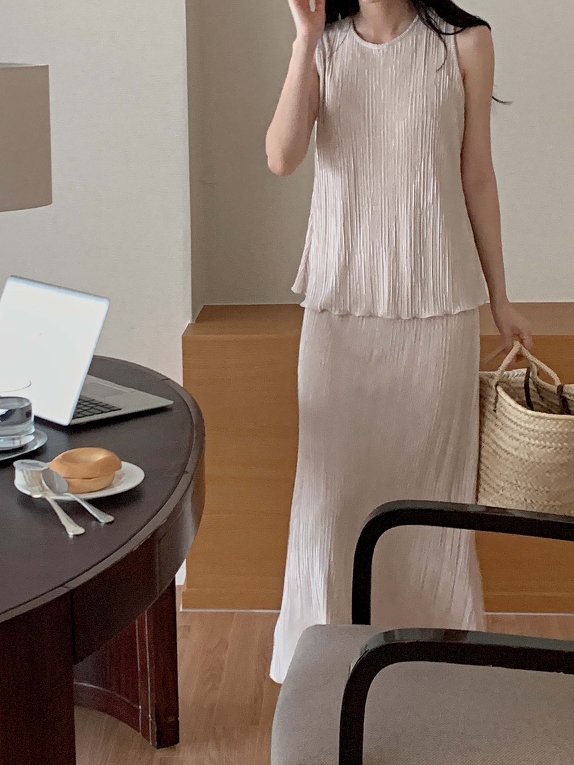 VERNI韓國直郵㊣東大門實拍女裝新品熱賣時尚推薦人氣套裝百褶VERNI套裝