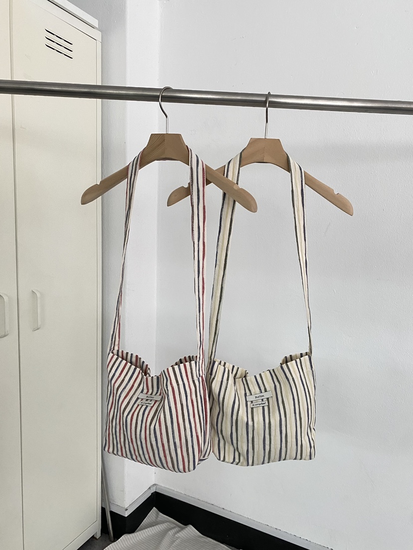 BOUTIQUE SEOUL-P韓國代購㊣女裝新品推薦單肩斜跨包條紋But ton/BOUTIQUE SEOUL單肩/斜跨包