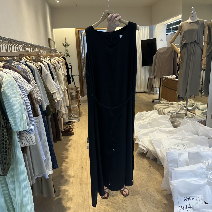 MU i韓國代購㊣女士新款真品25春夏休閑人氣時尚連衣裙含腰帶Mu:i-Q連衣裙圖色2
