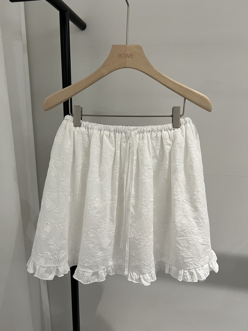 BOWIE東大門㊣代購女裝新品職業人氣休閑短裙荷葉邊刺繡花朵BOWIE短裙圖色1