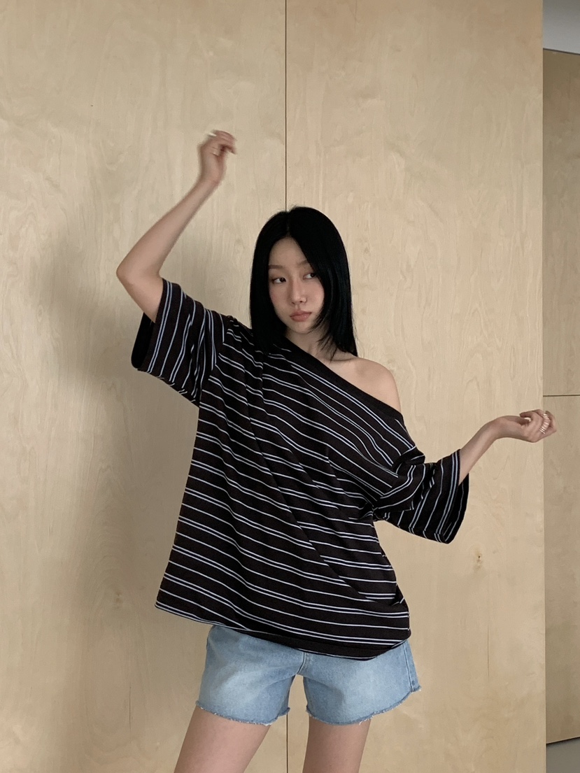LOVE MOMENT東大門㊣直郵女士新品熱賣休閑職業T恤露肩條紋LOVE MOMENTT恤