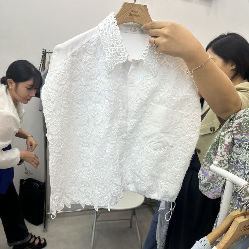 ABLESTUDIO東大門㊣代購女士新品人氣襯衫蕾絲衫荷葉邊蕾絲ABLE STUDIO襯衫/蕾絲衫圖色2