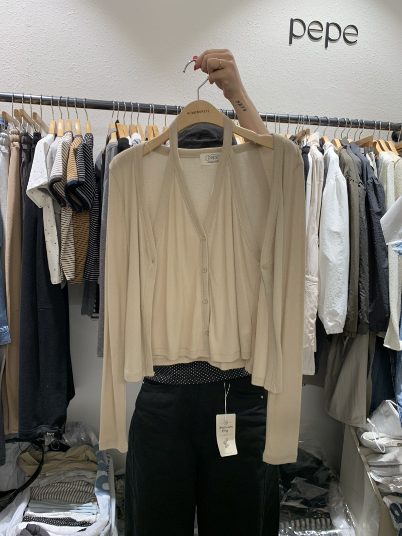 ALMOND PEPE韓國代購㊣女裝新品推薦長袖T恤掛脖開衫假兩件ALMOND PEPE長袖T恤圖色1