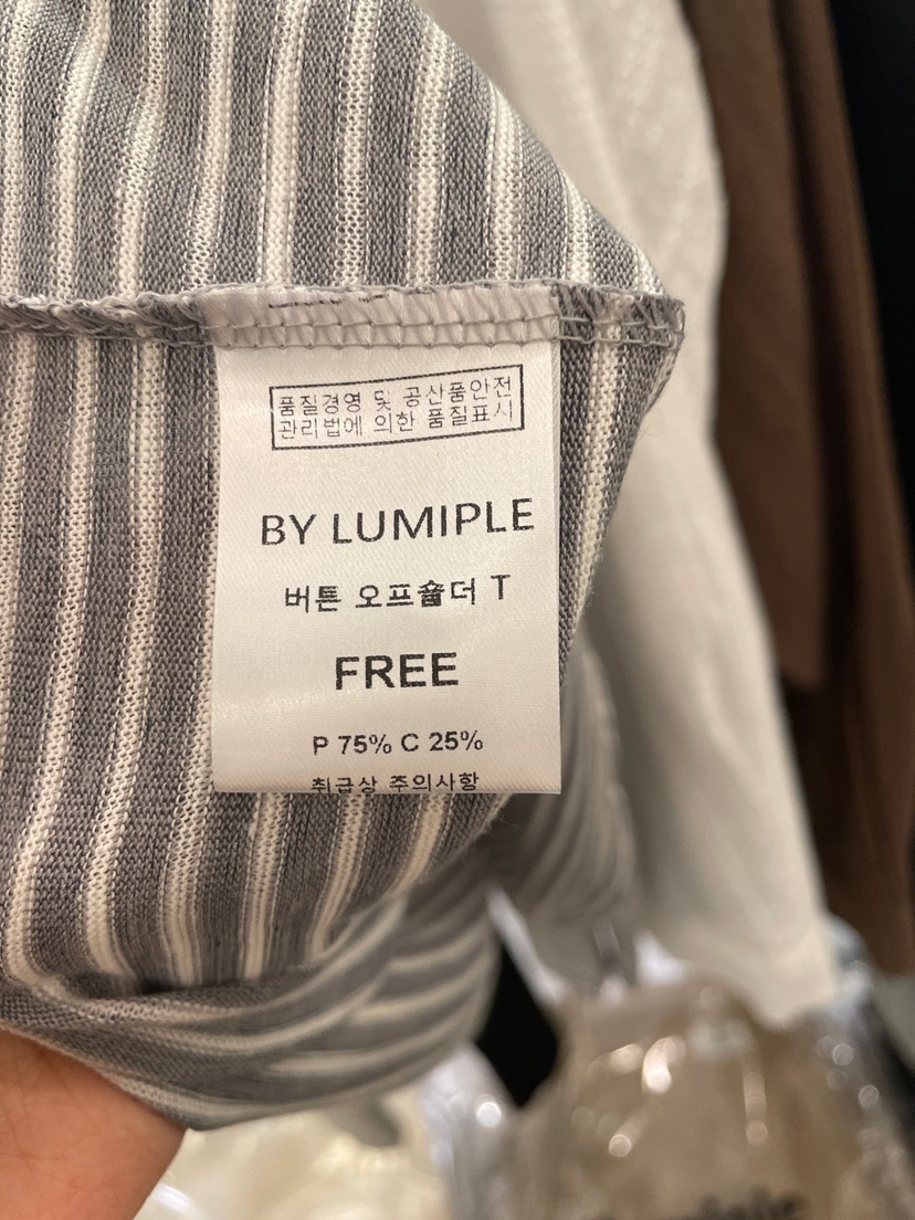 LUMIPLE韓國代購㊣女裝新款時尚熱賣職業人氣長袖T恤露肩紐扣LUMIPLE長袖T恤