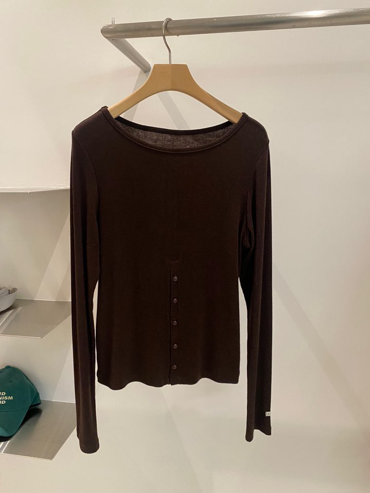 BOUTIQUE SEOUL-P韓國代購㊣女裝新款時尚25秋冬長袖T恤雙面ANDMORE BUTTON長袖T恤圖色2