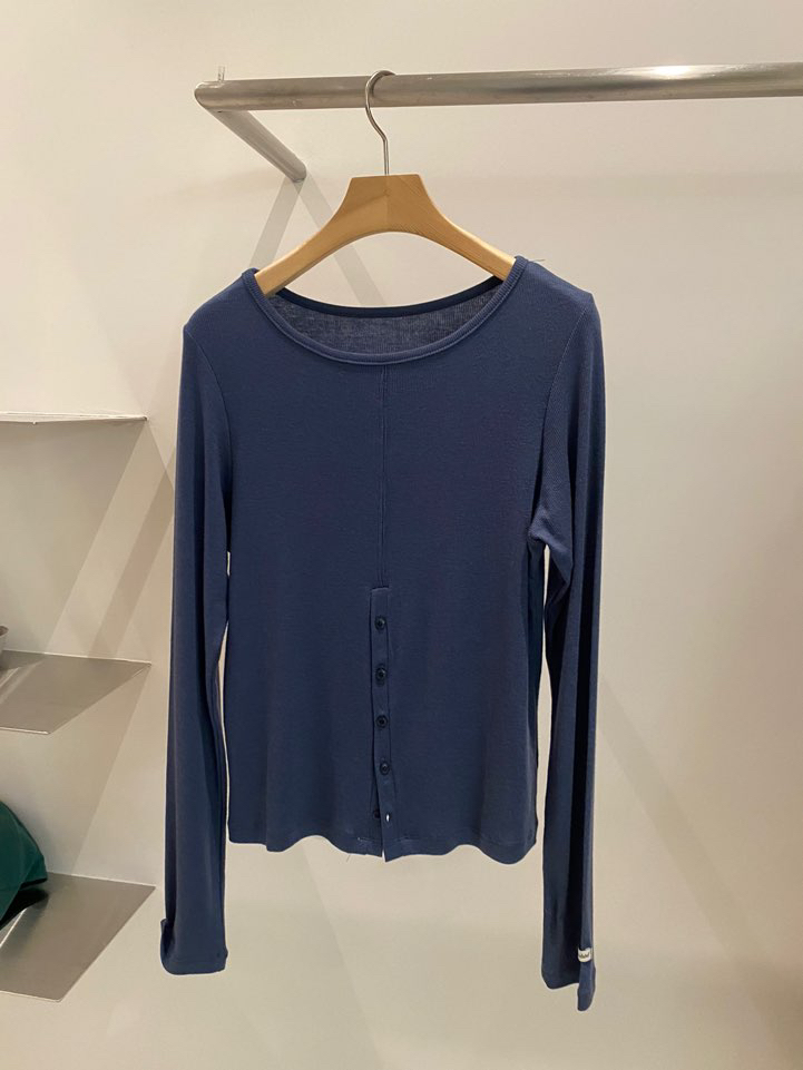 BOUTIQUE SEOUL-P韓國代購㊣女裝新款時尚25秋冬長袖T恤雙面ANDMORE BUTTON長袖T恤圖色3