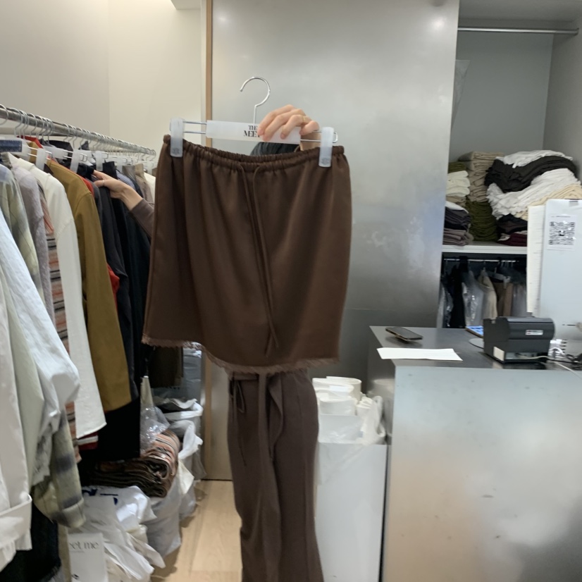MEET ME東大門㊣代購女士新品25秋冬時尚熱賣人氣短裙緞面MEET ME短裙圖色1