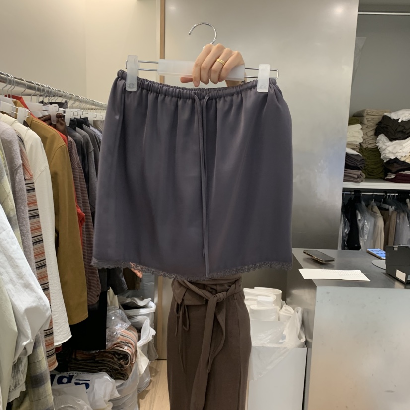 MEET ME東大門㊣代購女士新品25秋冬時尚熱賣人氣短裙緞面MEET ME短裙圖色2