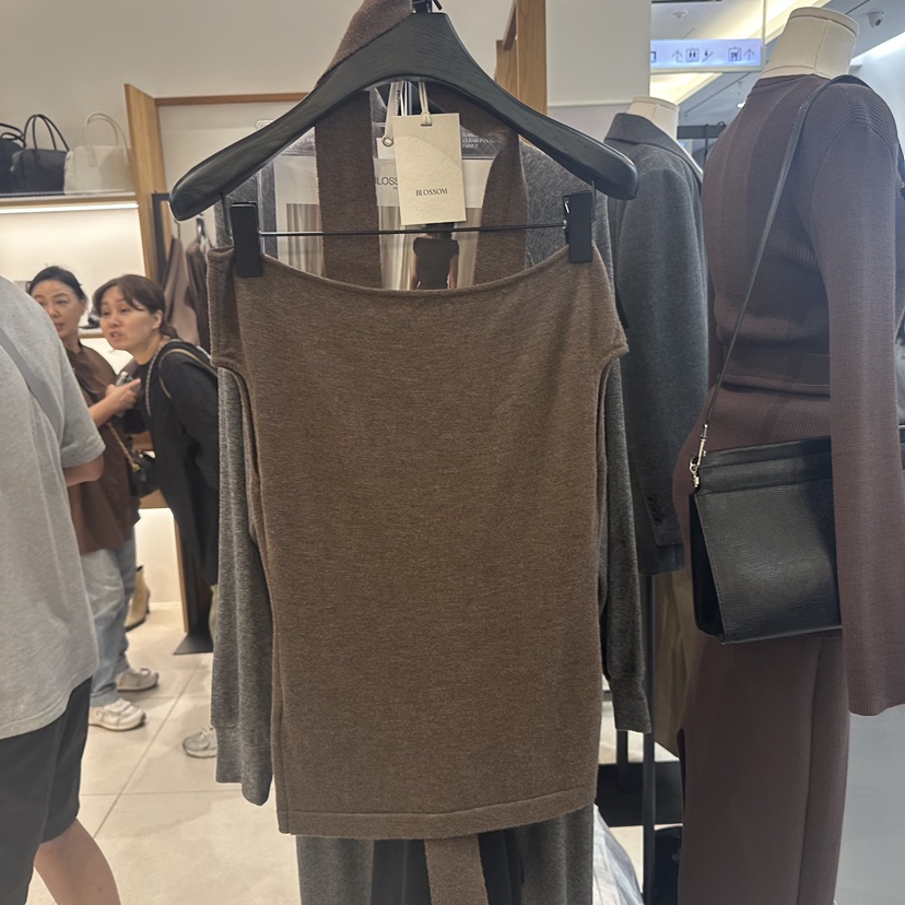 BLOSSOM韓國代購㊣女士新品職業熱賣25秋冬針織衫含脖帶露肩BLOSSOM針織衫