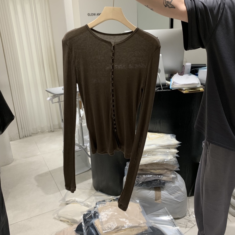 GLOW AND NYMPH東大門㊣實拍女裝新款休閑長袖T恤不含內搭GLOW AND NYMPH長袖T恤圖色2