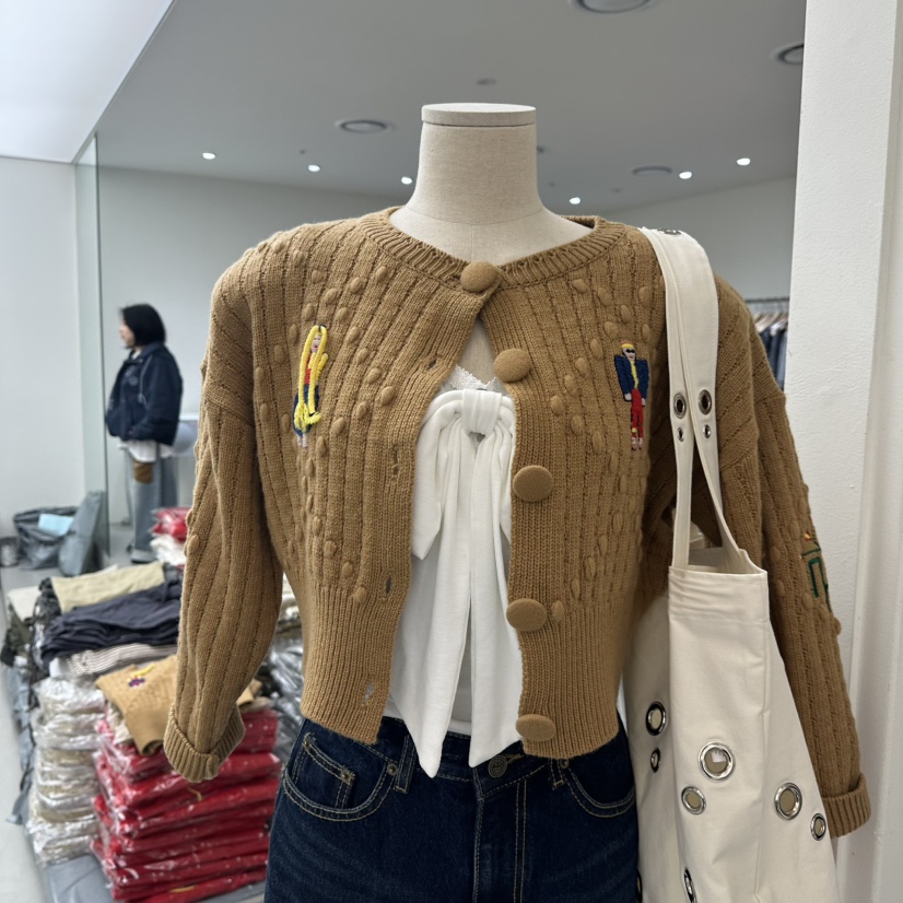 VAULT東大門㊣直郵女裝新款時尚熱賣25秋冬針織衫不含內搭刺繡VAULT針織衫圖色1