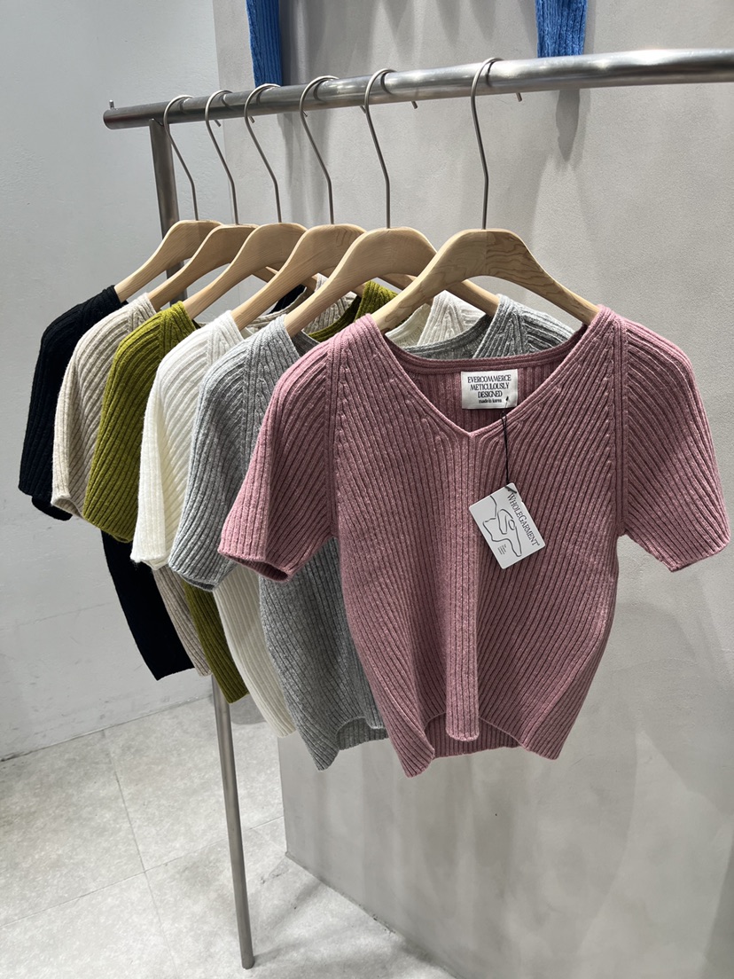 EVERCOMMERCE METICULOUSLY DESIGNED東大門㊣直郵女裝新品熱賣針織衫EVERCOMMERCE針織衫