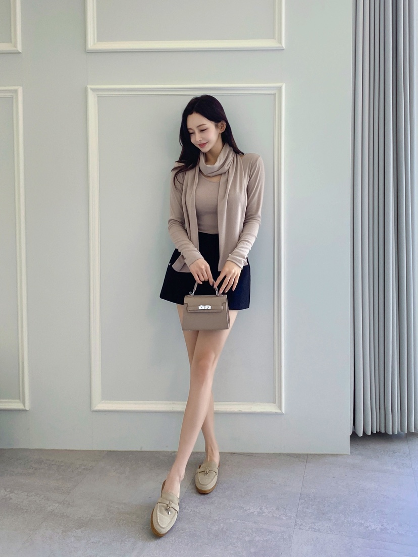 CLOTH韓國代購㊣女裝新款推薦休閑人氣25秋冬長袖T恤含圍巾V領CLOTH長袖T恤