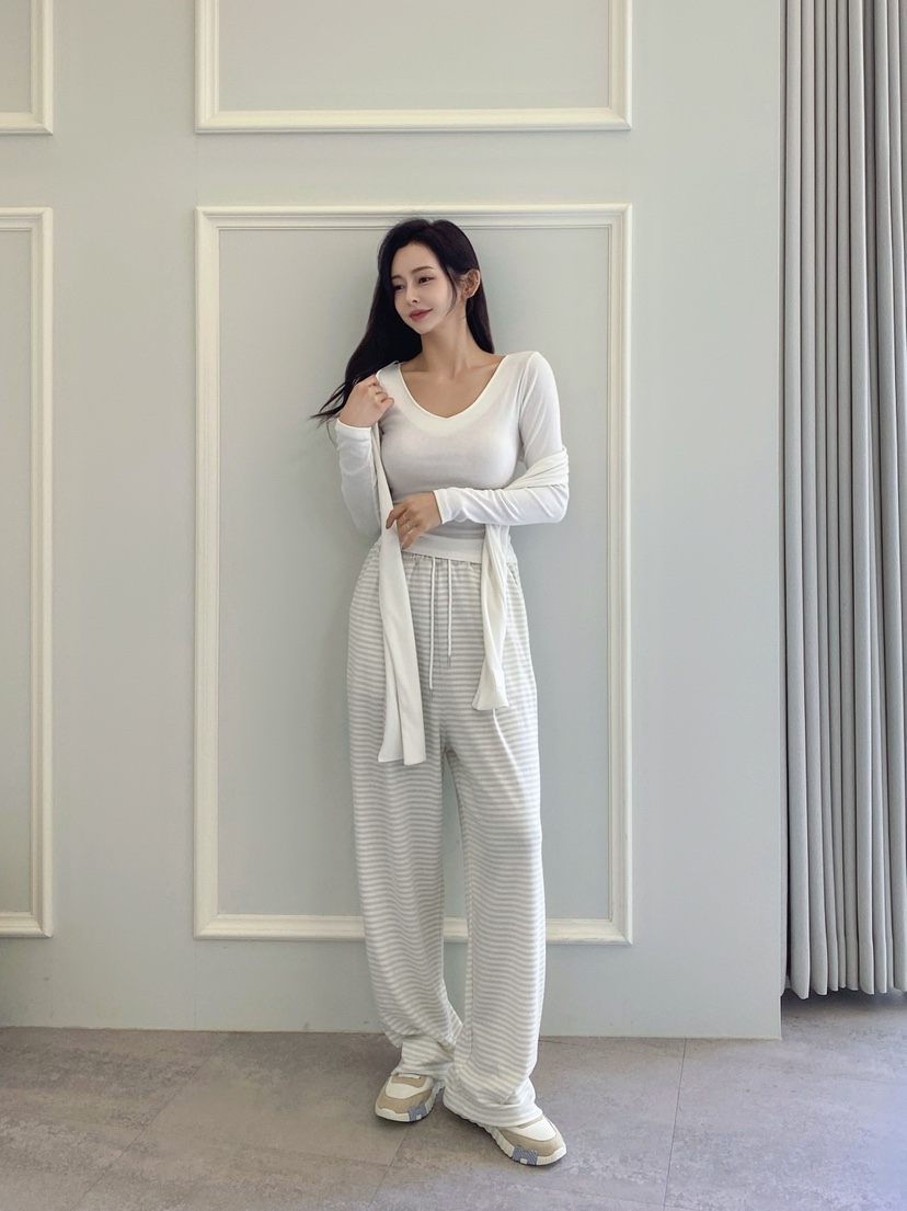 CLOTH韓國代購㊣女裝新款推薦休閑人氣25秋冬長袖T恤含圍巾V領CLOTH長袖T恤