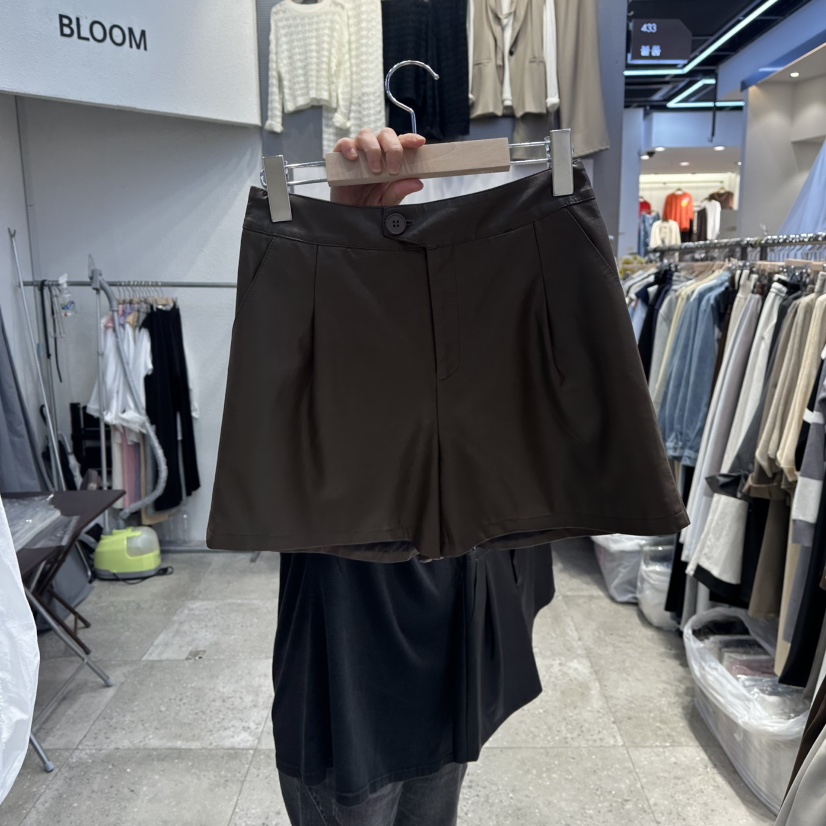 BLOOM韓國直郵㊣女裝新品時尚休閑真品推薦25秋冬短褲皮革紐扣BLOOM-Q短褲圖色1