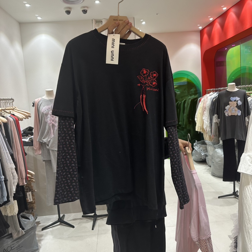 MINI UNNI東大門㊣代購女士新款真品熱賣長袖T恤假兩件刺繡MINI UNNI長袖T恤圖色2