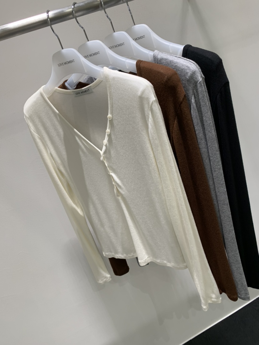 LOVE MOMENT東大門㊣直郵女裝新品25秋冬時尚推薦長袖T恤紐扣LOVE MOMENT長袖T恤