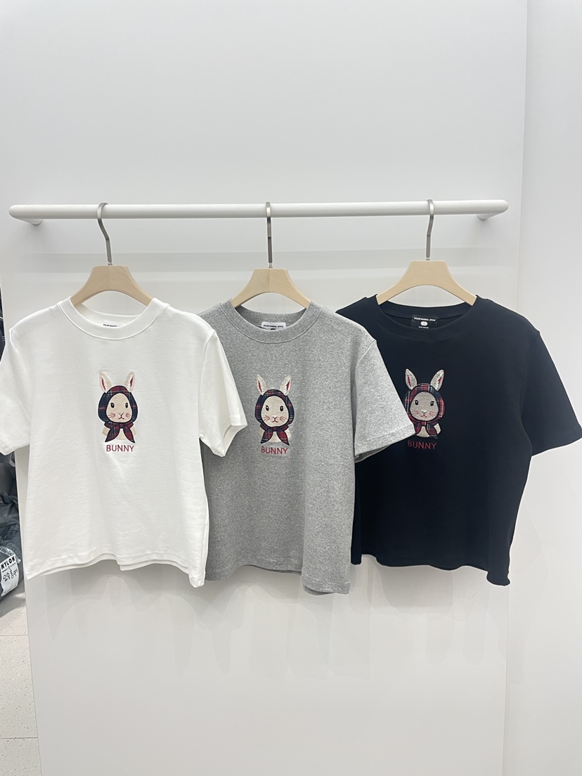 NYLON韓國直郵㊣女裝新款時尚休閑25秋冬人氣熱賣T恤兔子格紋NYLONT恤