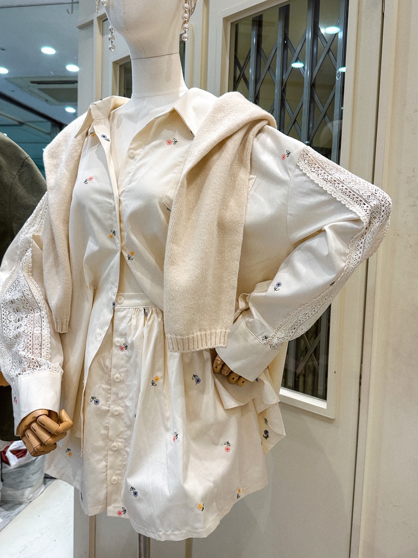 81 MARKET-L東大門㊣實拍女士新款真品25秋冬襯衫蕾絲衫刺繡81 MARKET-L襯衫/蕾絲衫