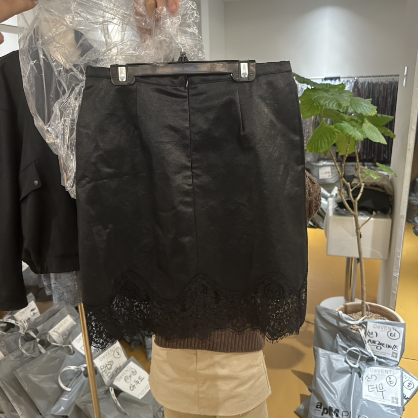 DE VENTI東大門㊣代購女裝新款熱賣休閑時尚人氣短裙涂層蕾絲DE VENTI短裙圖色2黑色
