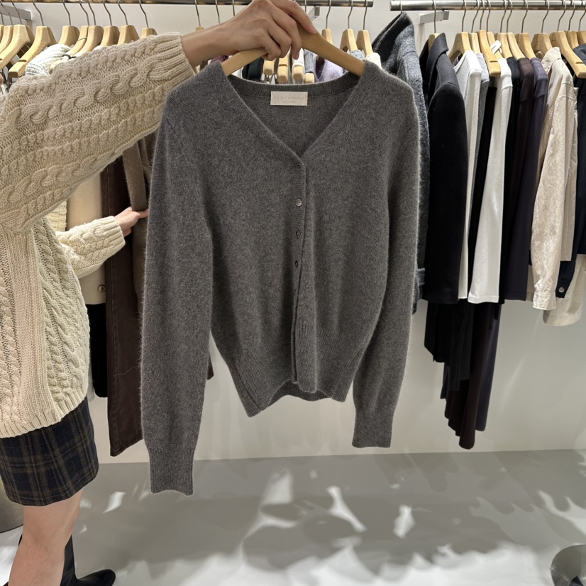 AHOY韓國代購㊣女士新款推薦25秋冬職業熱賣針織衫V領浣熊開衫AHOY針織衫圖色2