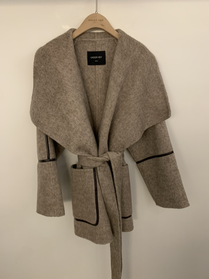 UNDER KEY東大門㊣直郵女士新款休閑短款大衣含腰帶羊毛絲綢UNDER KEY短款大衣