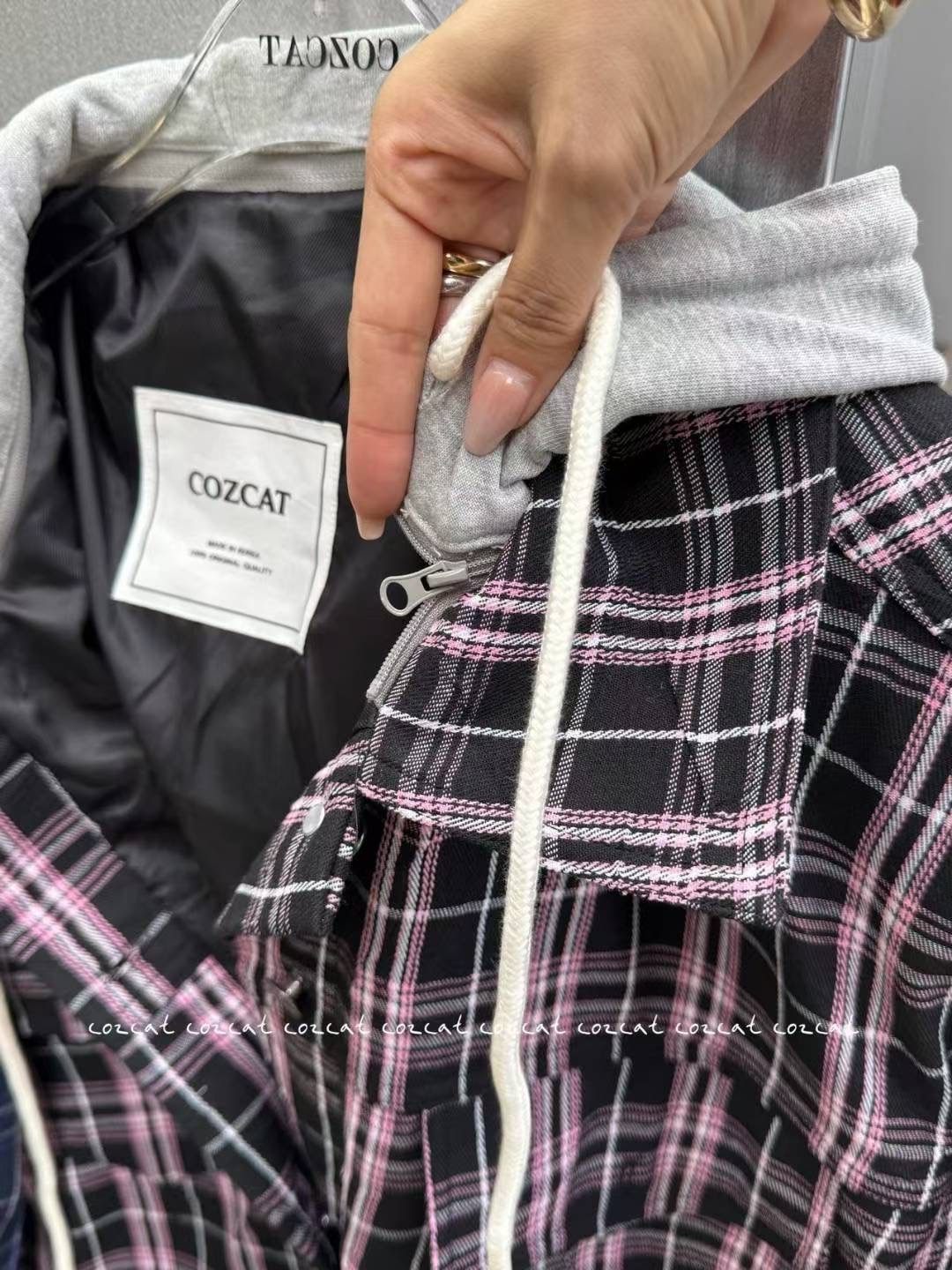 COZCAT-코즈켓-T東大門㊣實拍女裝新品職業夾克帽子可拆卸格紋COZCAT夾克