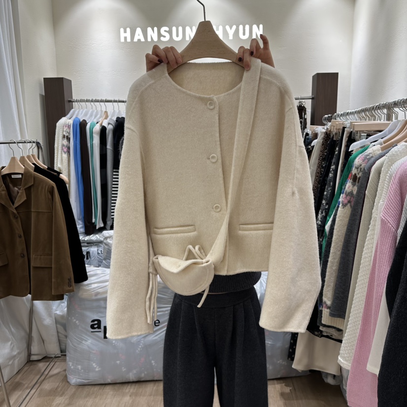 HANSUNGHYUN東大門㊣代購女士新款推薦短款大衣羊毛含包套裝HANSUNGHYUN短款大衣圖色2白色