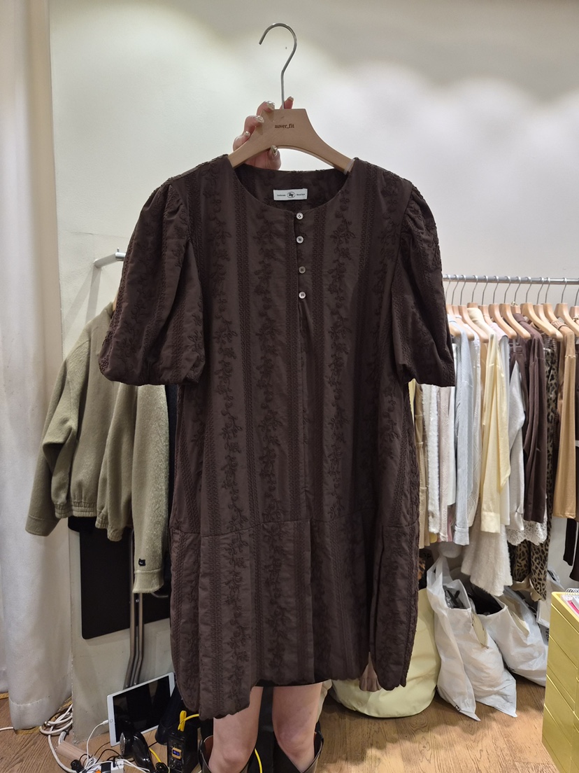 AUVERFIT韓國代購㊣女士新品推薦人氣25秋冬職業連衣裙刺繡AUVERFIT連衣裙圖色2