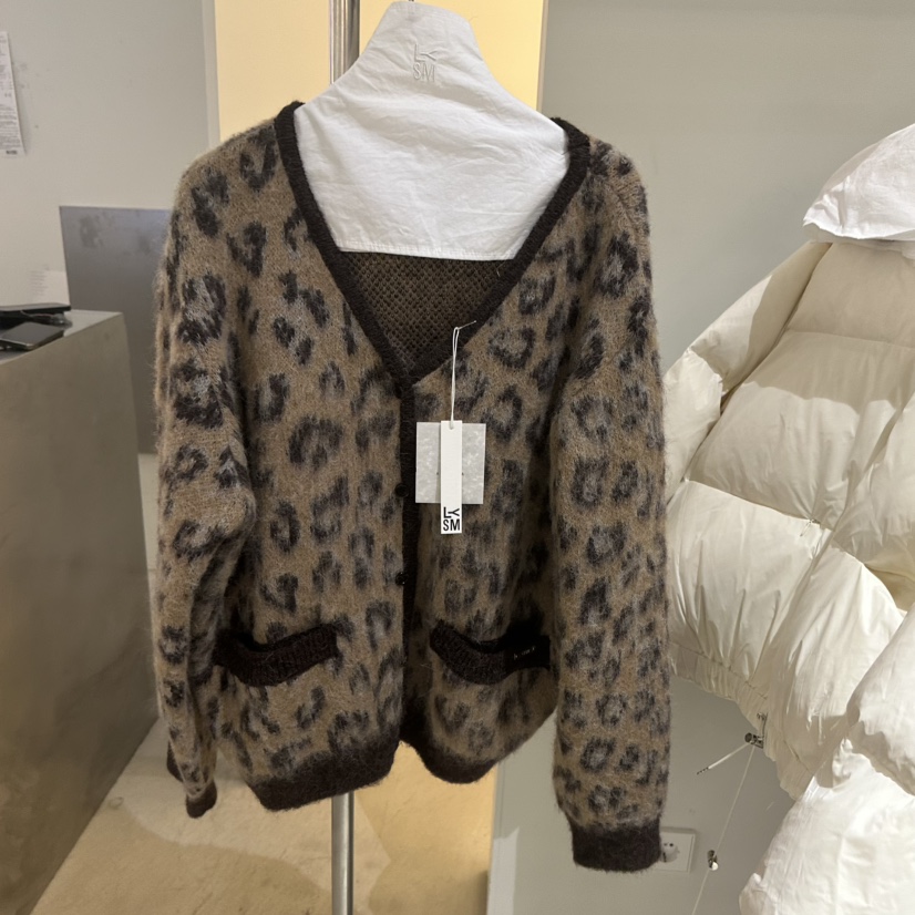 LOVE YOU SO MUCH/MORE THAN YESTERDAY東大門㊣直郵女士新款推薦毛衣豹紋開衫LYSM/MORE THAN YESTERDAY毛衣圖色2
