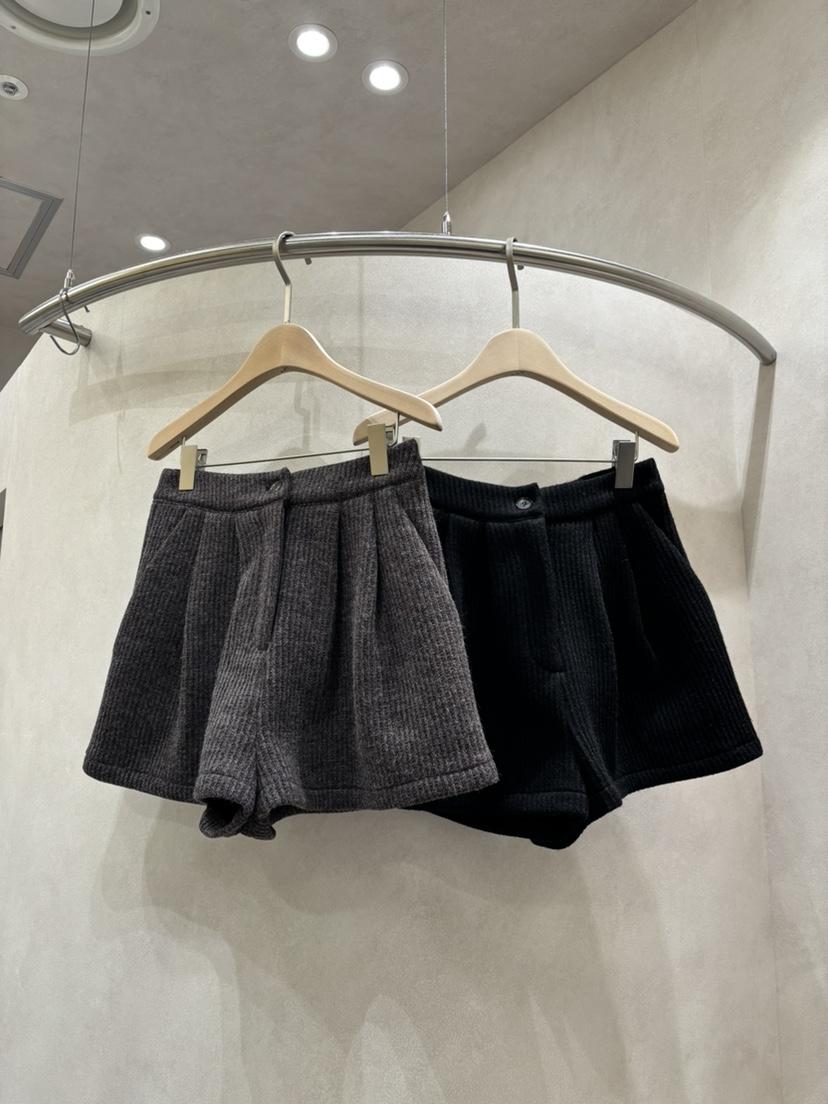 WHO IS SHE韓國直郵㊣女裝新品職業人氣時尚短褲抓絨羅紋WHO IS SHE短褲