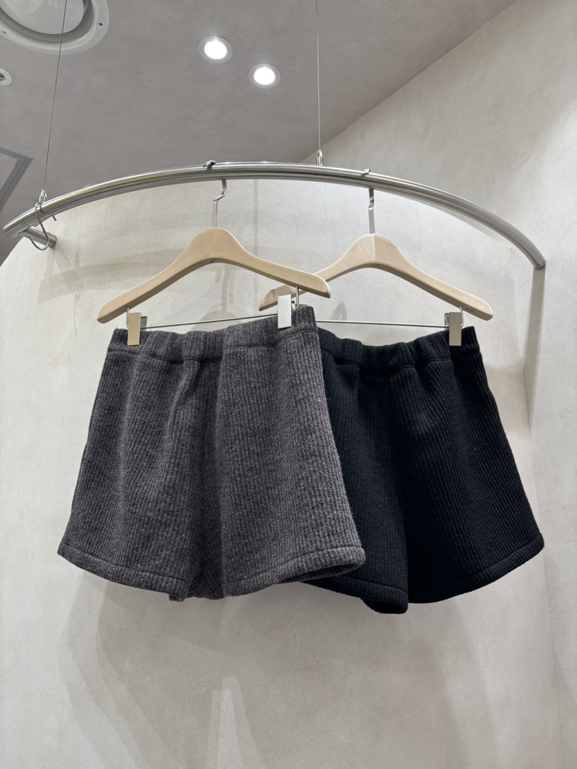 WHO IS SHE韓國直郵㊣女裝新品職業人氣時尚短褲抓絨羅紋WHO IS SHE短褲